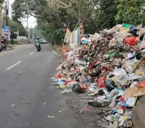 Penampakan Tumpukan Sampah di Tanah Baru Depok, Sampai Tutupi Jalan