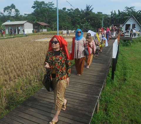 Fashion Show Mulyaharja Fest 2023 yang digelar di Kampung Tematik Agro Eduwisata Organik (AEWO) Mulyaharja, Bogor ini merupakan ajang peragaan busana yang digelar untuk memperkenalkan dan menampilkan budaya.