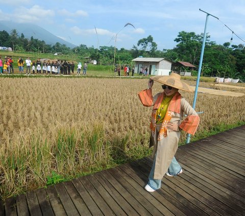 Colodplay, jika diartikan dari kata Colod diambil dari kolot yang mempunyai arti orang tua atau jadul. Sedangkan Play diambil dari bahasa Inggris yang artinya permainan atau hiburan.