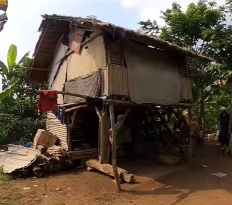 Dalam video yang dibagikan, tampak rumah gubuk tersebut<br />dibangun  hanya menggunakan kayu dan dibuat menyerupai rumah panggung.