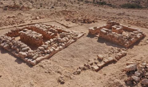 Umumnya situs pemakama di Negev dikelilingi gundukan tanah yang disebut tumuli. Namun, dua liang lahat yang ditemukan baru-baru ini berbeda karena bentuknya yang persegi empat.<br /><br />Salah satu kuburan berukuran 7x7 meter. Sedangkan yang lainnya lebih kecil, sekitar 4,5x4,5 meter. Lokasi dari kuburan ini juga penting, menurut para peneliti.