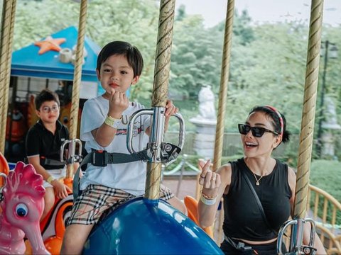 Duo Ganteng! Potret Azka dan Arkana Anak Laki-laki Nikita Mirzani Liburan di Korea Selatan Curi Perhatian