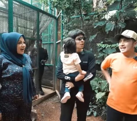 Belum lama ini, pasangan artis Atta Halilintar dan Aurel Hermansyah berkunjung ke Aviary milik Irfan Hakim. Lokasi Aviarynya tepat berada di samping rumah Irfan. Begitu masuk, Atta dan Aurel langsung melongo.