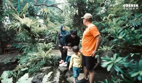 Irfan mengajak Atta dan Aurel berkeliling Aviary. Mereka terus terpukau melihat setiap sudut tempat tersebut. Mulai dari area yang dibuat bak hutan, danau buatan, hingga air terjun yang begitu indah.