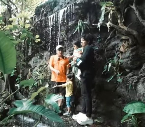 Meski Baby Ameena takut karena banyak binatang, ia akhirnya bahagia saat diajak bermain ke area air terjun. Cucu penyanyi cantik Krisdayanti itu terlihat sangat menggemaskan.