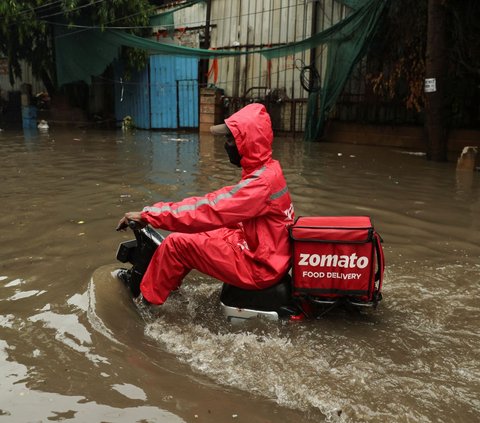 Dilansir dari NDTV, genangan banjir sempat membuat sejumlah lalu lintas jalan raya di New Delhi lumpuh. Kota Delhi mencatat curah hujan 153 mm dalam 24 jam merupakan tertinggi dalam satu hari sejak 1982.