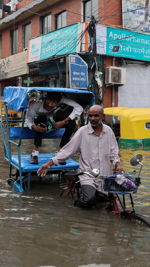 Akibat banjir ini, aktivitas warga menjadi terhambat sehingga menyulitkan mereka untuk  bisa menggunakan jasa transportasi dengan lancar.