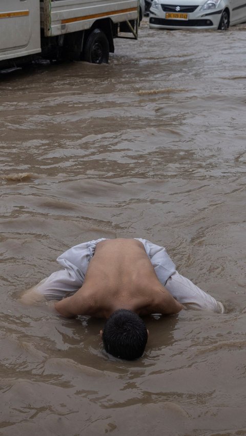 Akibat musibah hujan lebat di India Utara, jumlah korban tewas tercatat ada sembilan orang.