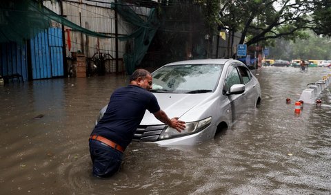 Di New Delhi dilaporkan ada satu orang yang tewas setelah tertimpa plafon rumah yang runtuh.