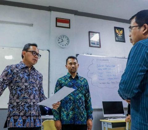 Bagi peserta didik yang berdomisili di luar wilayah zonasi yang ditetapkan pemerintah daerah maupun adanya pemalsuan alamat di KK maka akan dinyatakan gugur alias ditolak.