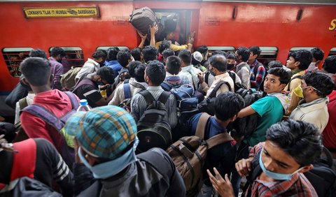 Jain dilaporkan mengemis di sejumlah lokasi yang menjadi pusat keramaian di kota Mumbai seperti stasiun kereta api Chhatrapati Shivaji Maharaj Terminus atau pelabuhan Azad Maidan.