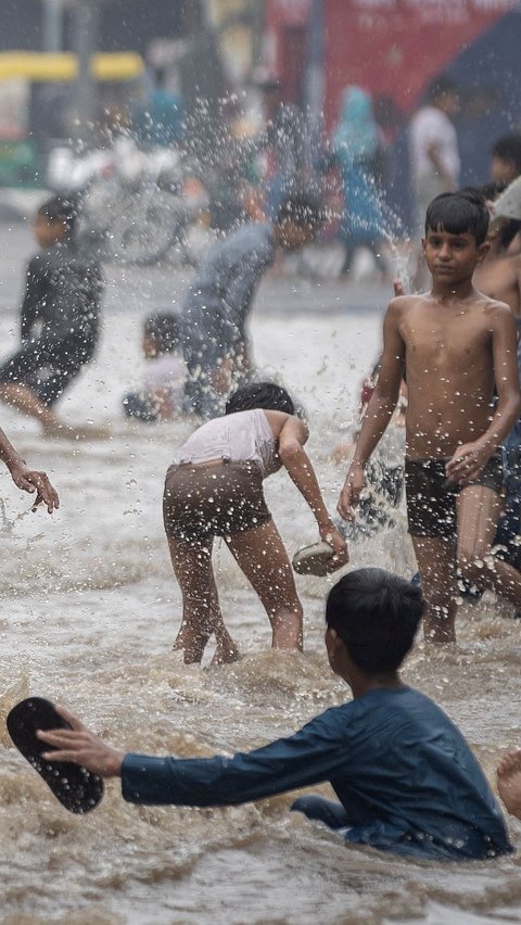 Di sisi lain, genangan air banjir yang merendam sejumlah jalan raya di New Delhi terlihat menjadi surga bagi anak-anak. Mereka bersuka cita dengan memanfaatkan air yang menggenangi jalan raya tersebut untuk berenang.