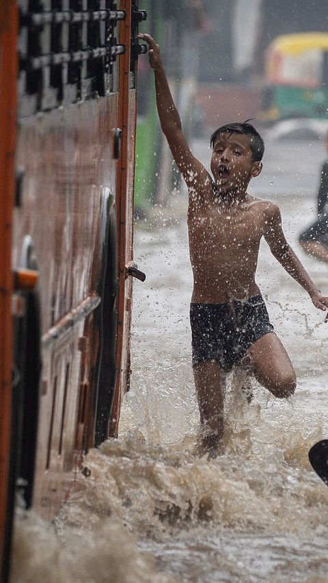 Badan meteorologi India juga mengeluarkan peringatan merah pada tujuh distrik Himachal Pradesh sebagai tanda keadaan darurat setelah musibah tanah longsor dan banjir bandang.