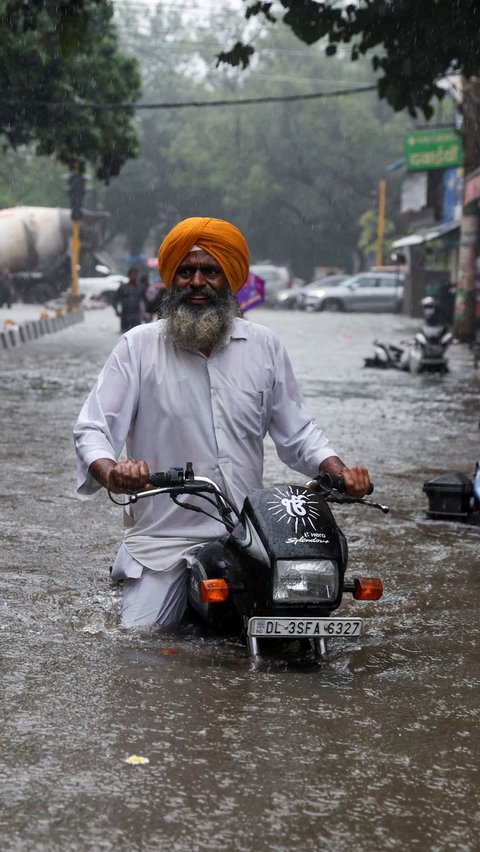 FOTO: Banjir Lumpuhkan New Delhi Usai Dua Hari Diguyur Hujan Lebat, 9 Dilaporkan Tewas