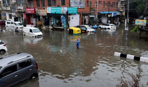 Kemudian di Muzaffarnagar Uttar Pradesh, dilaporkan seorang wanita dan anaknya yang berusia enam tahun tewas setelah rumah mereka ambruk karena hujan lebat.