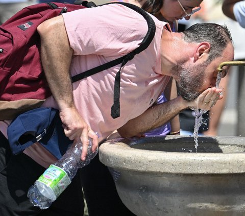 Suhu panas tersebut membuat warga kehausan. Bahkan antrean cukup panjang sempat terjadi di depan keran air minum. Mereka meminum air itu untuk melepas dahaga di tengah cuaca yang ekstrem.