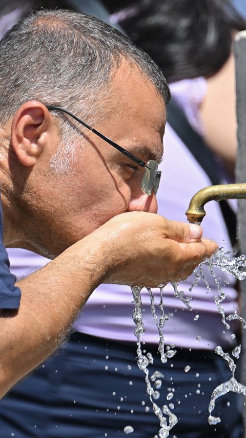 Di musim panas ini kucuran air yang keluar dari keran air minum umum tersebut menjadi sering digunakan warga untuk membasahi tenggorokan yang kering hingga untuk menyegarkan diri mereka dari cuaca yang panas.