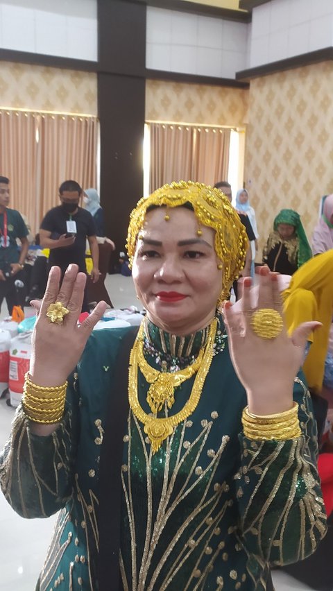 Budaya Glamor Jemaah Bugis Usai Naik Haji