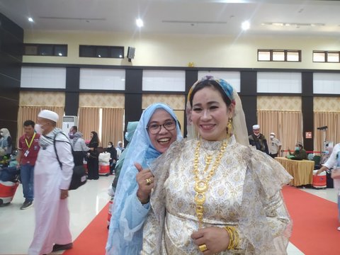 Budaya Glamor Jemaah Bugis Usai Naik Haji