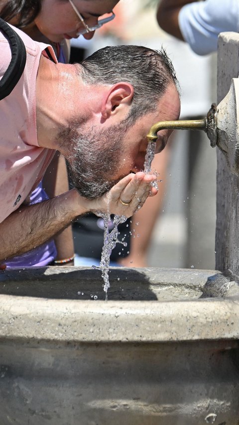 FOTO: Gelombang Panas Melanda Italia, Suhu 40 Derajat Celcius Bikin Warga Semakin Kehausan