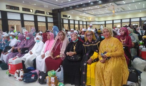 Suarniati mengaku sudah menazarkan mengenakan perhiasan emas saat tiba di Indonesia. Ia mengaku terinspirasi dari jemaah haji terdahulu yang terlihat glamor usai berhaji.