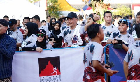 Pada kesempatan itu, Ganjar juga lari bersama sang istri, Siti Atikoh. Keduanya tampak kompak mengenakan jersey Bank Jateng Friendship Run DIY yang berwarna abu-abu.