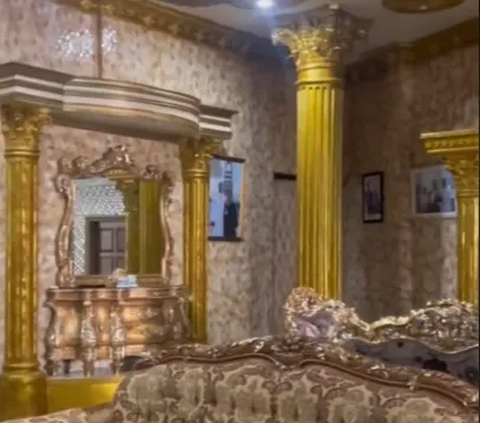 Di bagian dalam rumah juga tampak juga pilar-pilar penyangga besar berwarna emas. Belum lagi dengan lampu yang begitu mewah. Potretnya seperti di sebuah istana.