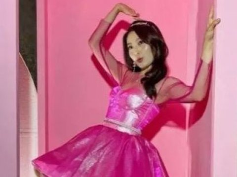 Lineup of Artists Dressing up like Barbie, Who is the Most Similar?