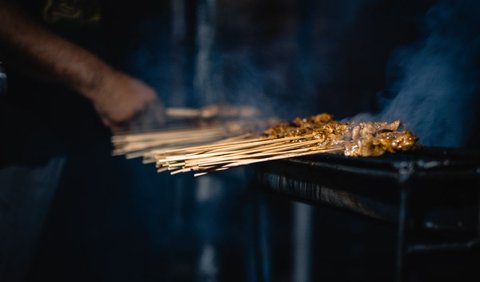 3. Tusuk menggunakan tusuk sate.<br /><br />4. Setelah itu, bakar sate dan sesekali olesi dengan kecap manis. Bakar sampai matang.