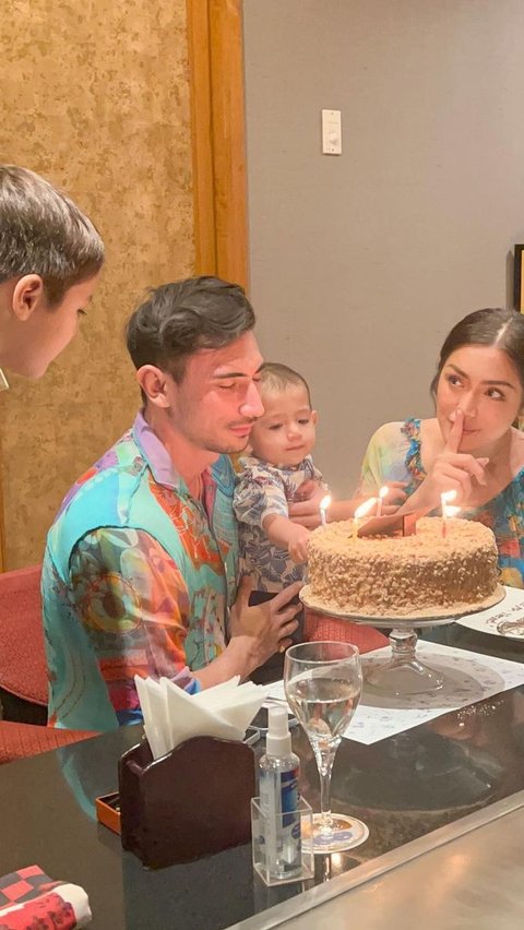 Terlihat pula momen saat Vincent mendapatkan kue ulang tahun berwarna coklat dengan lilin yang sudah menyala di atas kue.