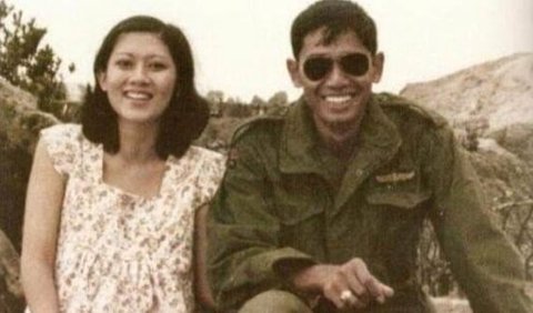 Perjalanan cinta SBY dan ibu Ani terkenal cukup apik, keduanya menikah pada tahun 1976, ketika SBY baru saja dilantik menjadi Perwira TNI dan menjadi lulusan terbaik.
