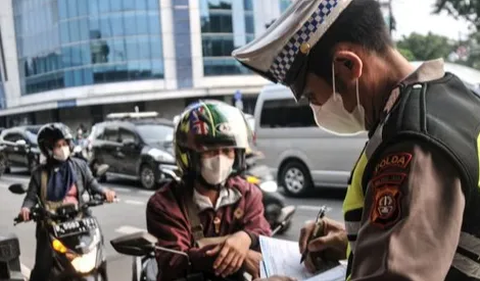 Polisi Melakukan Penilangan