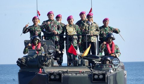 Mahfud MD bersama Panglima TNI Laksamana TNI Yudo Margono meninjau langsung puncak Latihan Gabungan TNI Dharma Yudha 2023 di Puslatpur Marinir 5 Baluran, Situbondo, Jawa Timur.