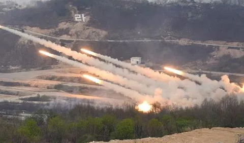 Pada pukul 05.30 WIB, dilakukan skenario latihan gabungan tank amfibi yang mendarat di Pantai Banongan.