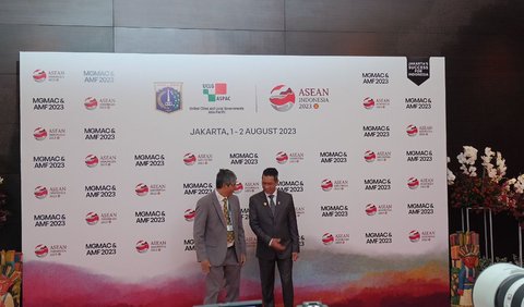 Pada kesempatan itu, Heru menyambut para delegasi sebelum memasuki ruangan utama. Mulai delegasi Malaysia hingga tamu ASEAN lainnya.