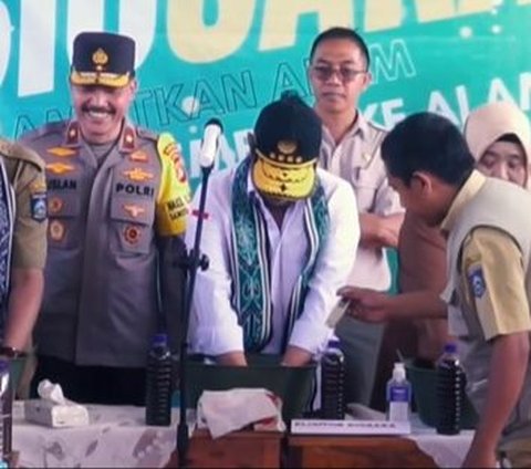 Gagah Berseragam Polri, Intip Momen Jenderal Bintang 1 Besan Ketua MPR Turun ke Sawah Nyemprot Padi