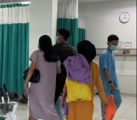 Video ini memperlihatkan momen jelang persalinan wanita bernama Gelia. Tampak ia diantarkan suami dan mertuanya ke rumah sakit. Ibu mertua terlihat ikut mendampingi.