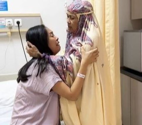 Bahkan wanita ini menangis dan ingin menyerah. Dengan sabar sang mertua menenangkan dan memberikan dukungan.