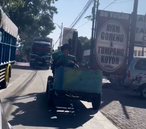 Agak Beda, Anak Kampus Ini Datang ke Acara Wisuda Naik Mobil Gilingan Padi