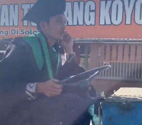 Agak Beda, Anak Kampus Ini Datang ke Acara Wisuda Naik Mobil Gilingan Padi