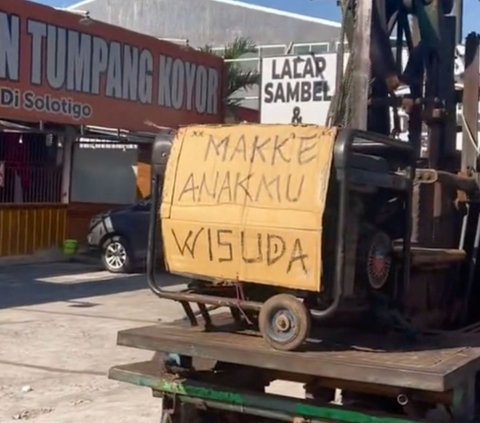 Agak Beda, Anak Kampus Ini Datang ke Acara Wisuda Naik Mobil Gilingan Padi