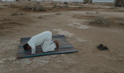 Hukum sholat ghaib adalah fardu kifayah, yaitu kewajiban yang ditujukan bagi orang banyak. Namun apabila sebagian umat Islam sudah melaksanakan sholat ghaib tersebut, maka gugurlah kewajiban bagi yang lainnya.