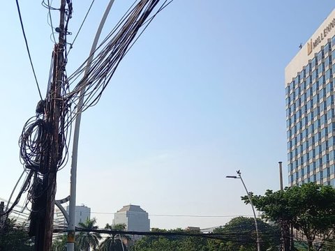 Potret Jalanan Jakarta Terlilit Kabel Semrawut