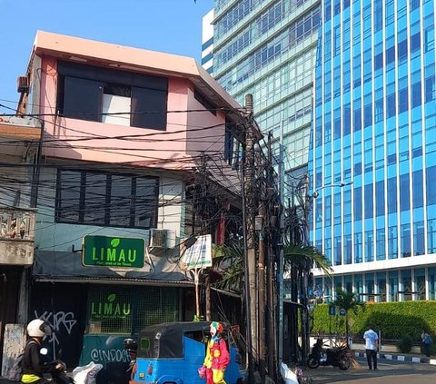 Potret Jalanan Jakarta Terlilit Kabel Semrawut