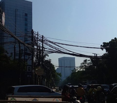 Potret Jalanan Jakarta Terlilit Kabel Semrawut