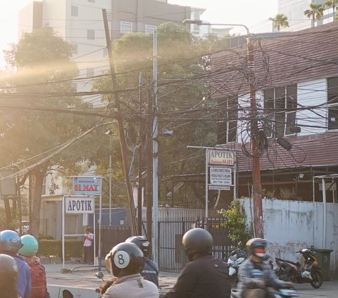 Potret Jalanan Jakarta Terlilit Kabel Semrawut