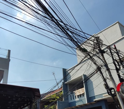 Potret Jalanan Jakarta Terlilit Kabel Semrawut