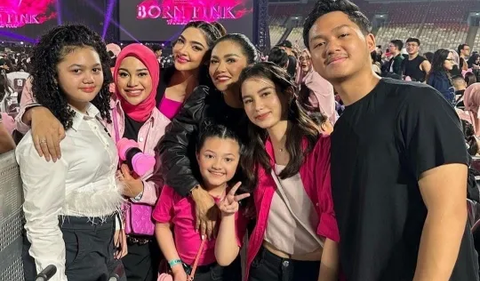 Amora mengungkapkan ia dan Aurel Hermansyah tak terlalu dekat. Hal ini lantaran tak tinggal bersama. Seperti yang diketahui Aurel merupakan anak Krisdayanti dengan Anang. Keduanya memutuskan untuk bercerai, dan Aurel ikut Anang.