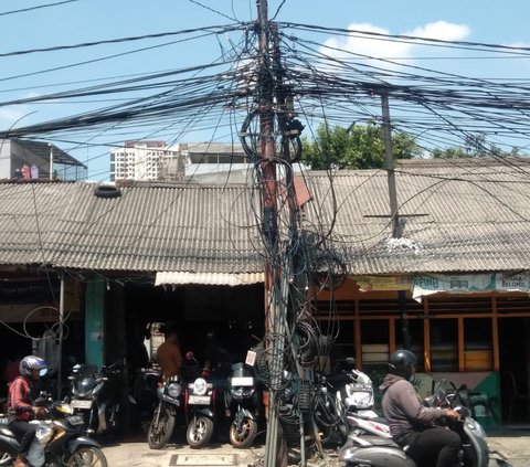 Potret Jalanan Jakarta Terlilit Kabel Semrawut