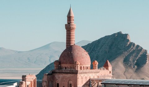 Ketika memasuki Masjidil Haram (Makkah), maka tidak dianjurkan untuk sibuk melakukan sholat masuk masjid.